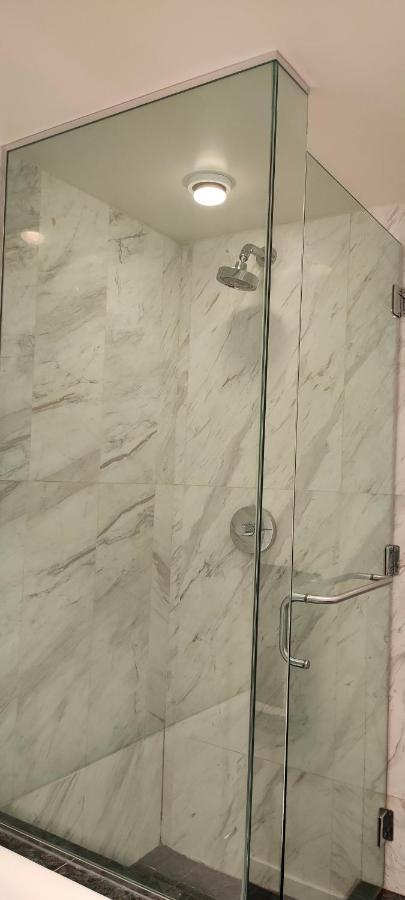 Waterfalls Hotel - Suite In Falls Downtown With Pool Victoria Extérieur photo