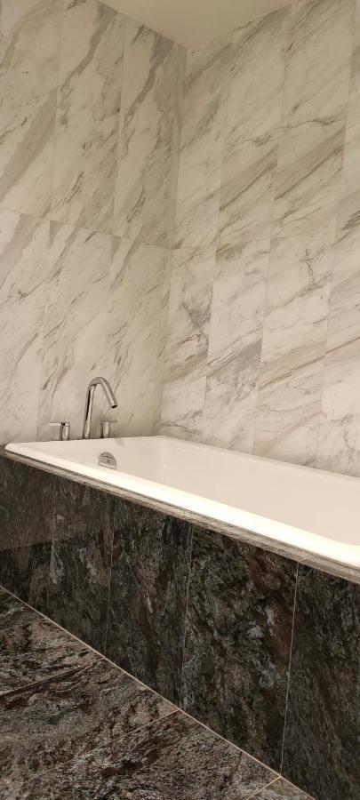 Waterfalls Hotel - Suite In Falls Downtown With Pool Victoria Extérieur photo